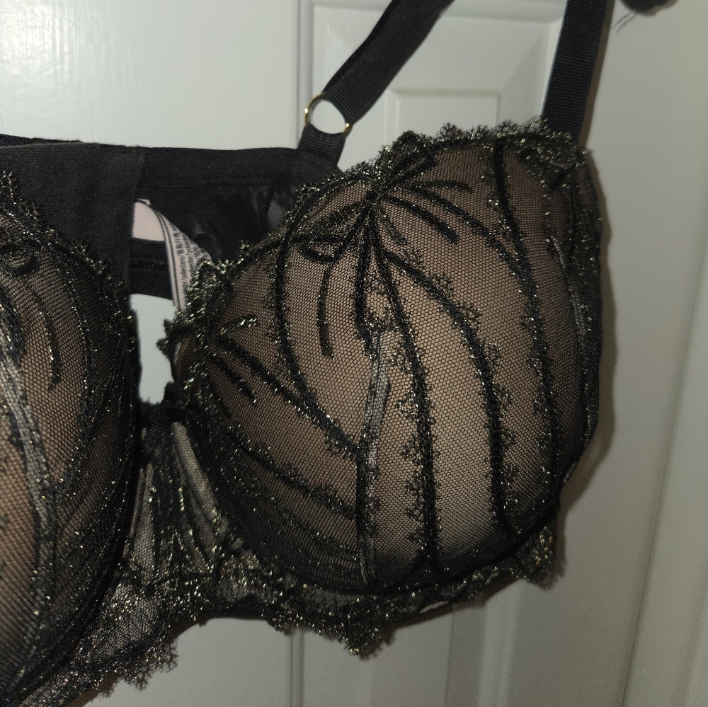Victoria's Secret Black and Gold Lace Bra - Picture 16 of 16